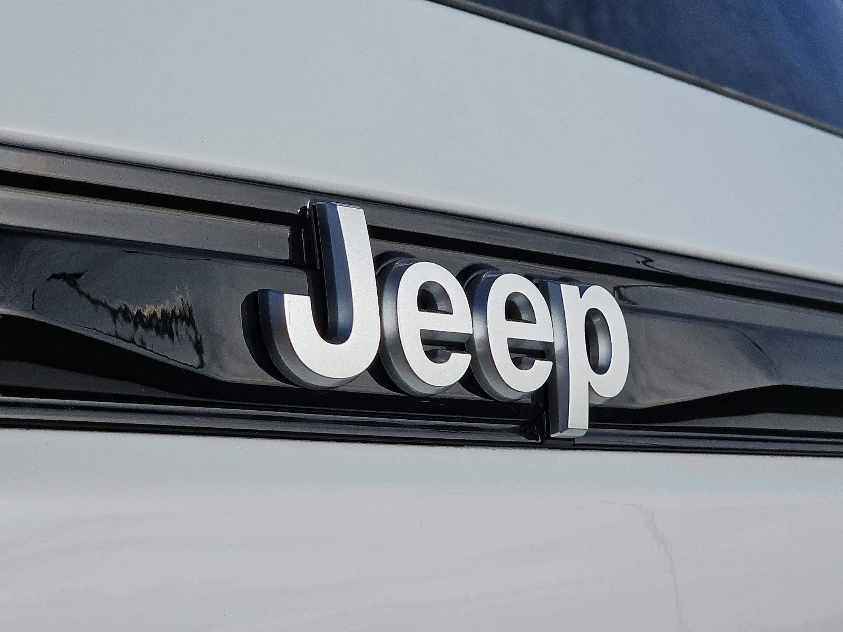 New 2025 Bright White Clear-Coat Exterior Paint Jeep Laredo image 12