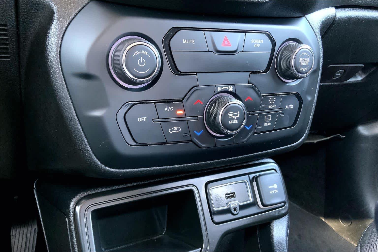 Used 2018 Granite Crystal Clearcoat Metallic Jeep Latitude image 34