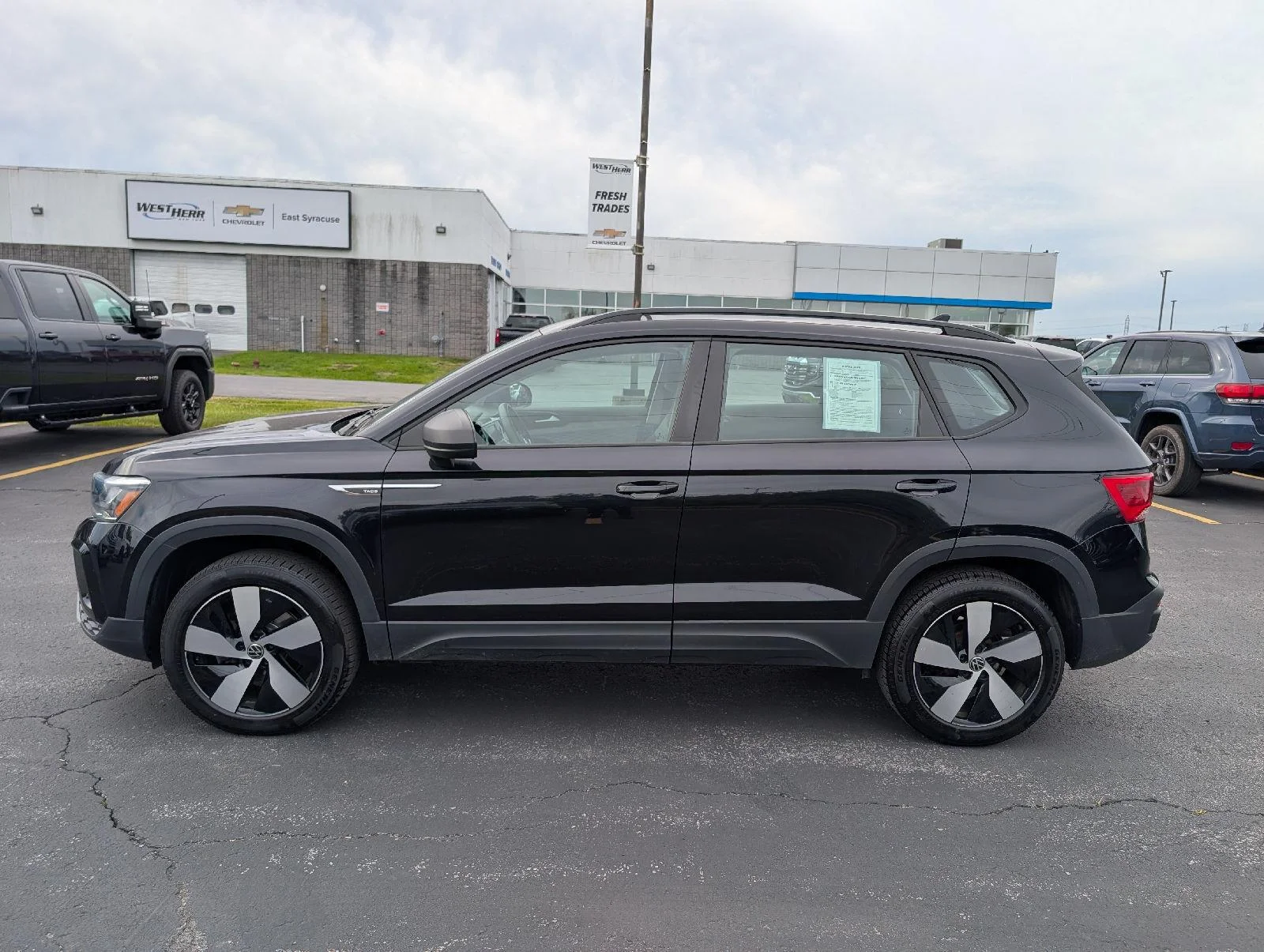 Used 2023  Volkswagen S image 5