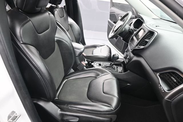 Used 2020 White Jeep Latitude Plus image 24