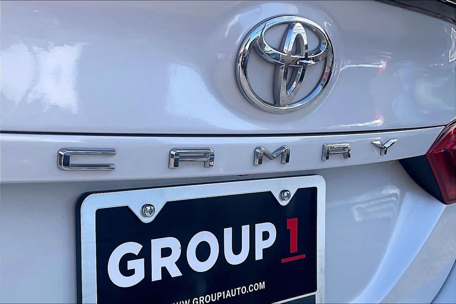 Used 2020 Wind Chill Pearl/Midnight Black Metallic Toyota XSE V6 image 28
