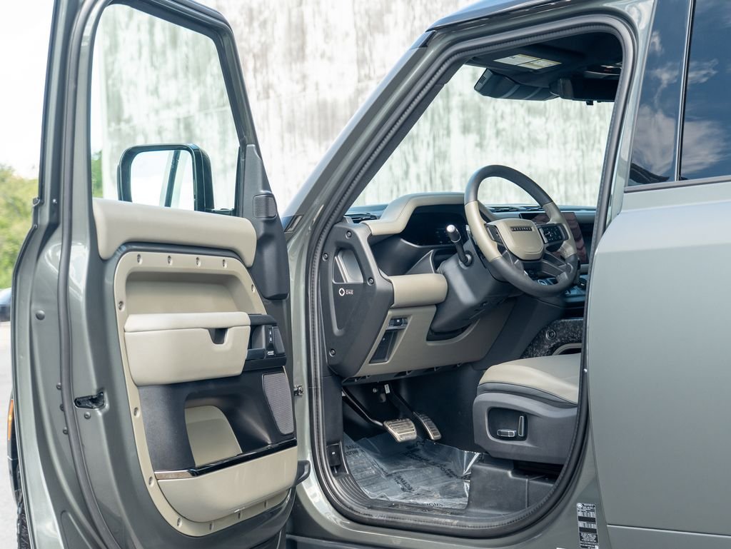 2025 Land Rover Defender Octa Edition One - Photo 10