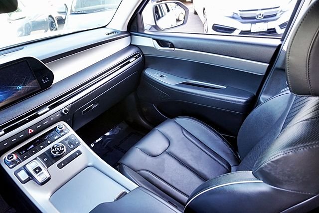 Used 2025 Silver Hyundai SEL image 22