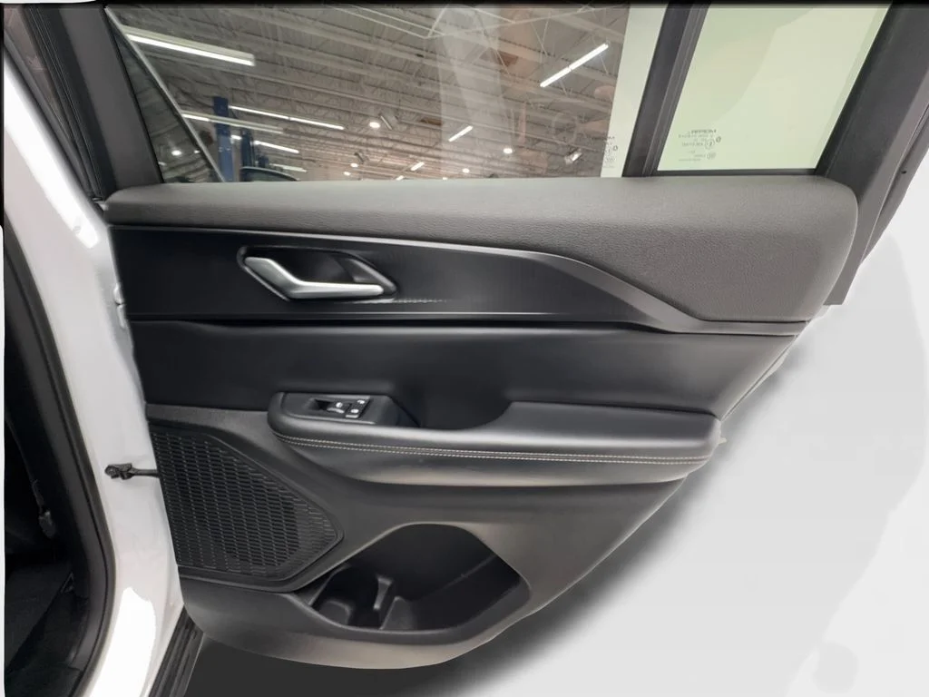Used 2024 White/off-white Jeep Altitude image 28