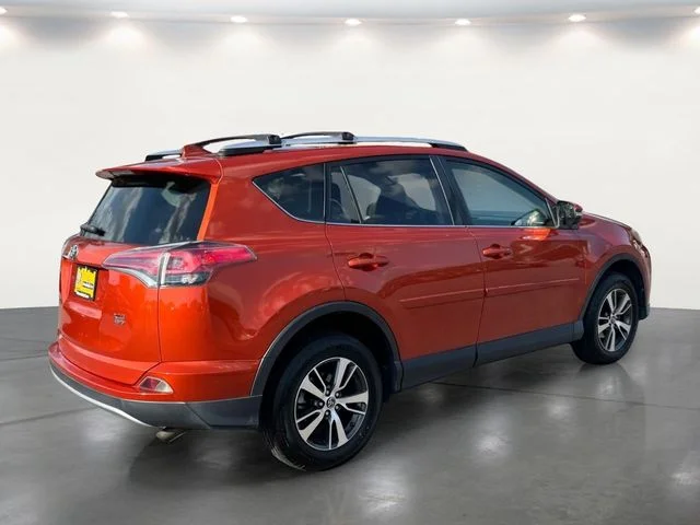 Used 2016 Red Toyota XLE image 3