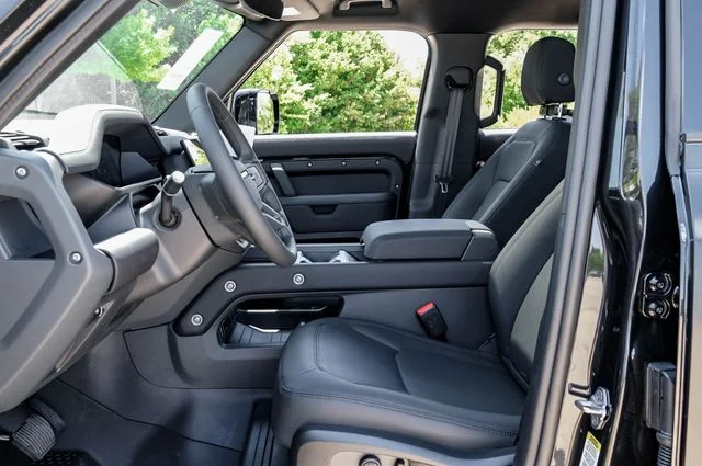 New 2026 Santorini Black Land Rover X-Dynamic SE image 4