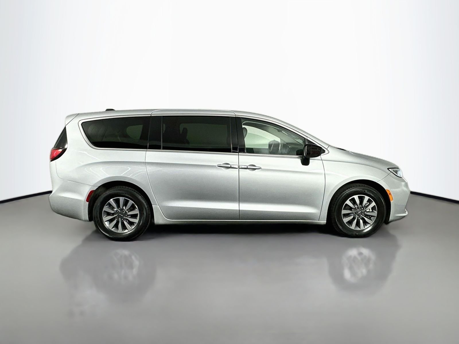 Used 2023 Silver Mist Clearcoat Chrysler Touring L image 9
