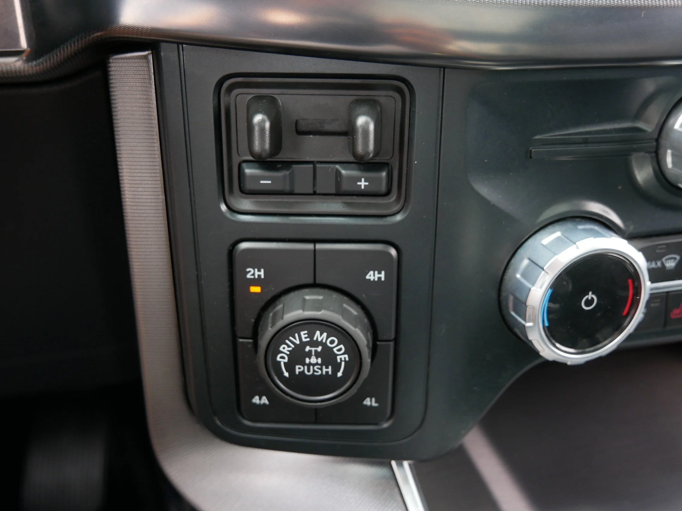Used 2025 Agate Black Metallic Ford Platinum image 32