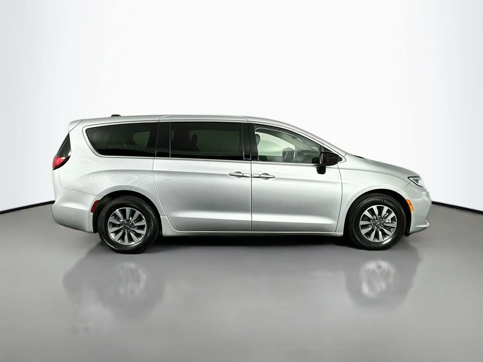 Used 2023 Silver Mist Clearcoat Chrysler Touring L image 9