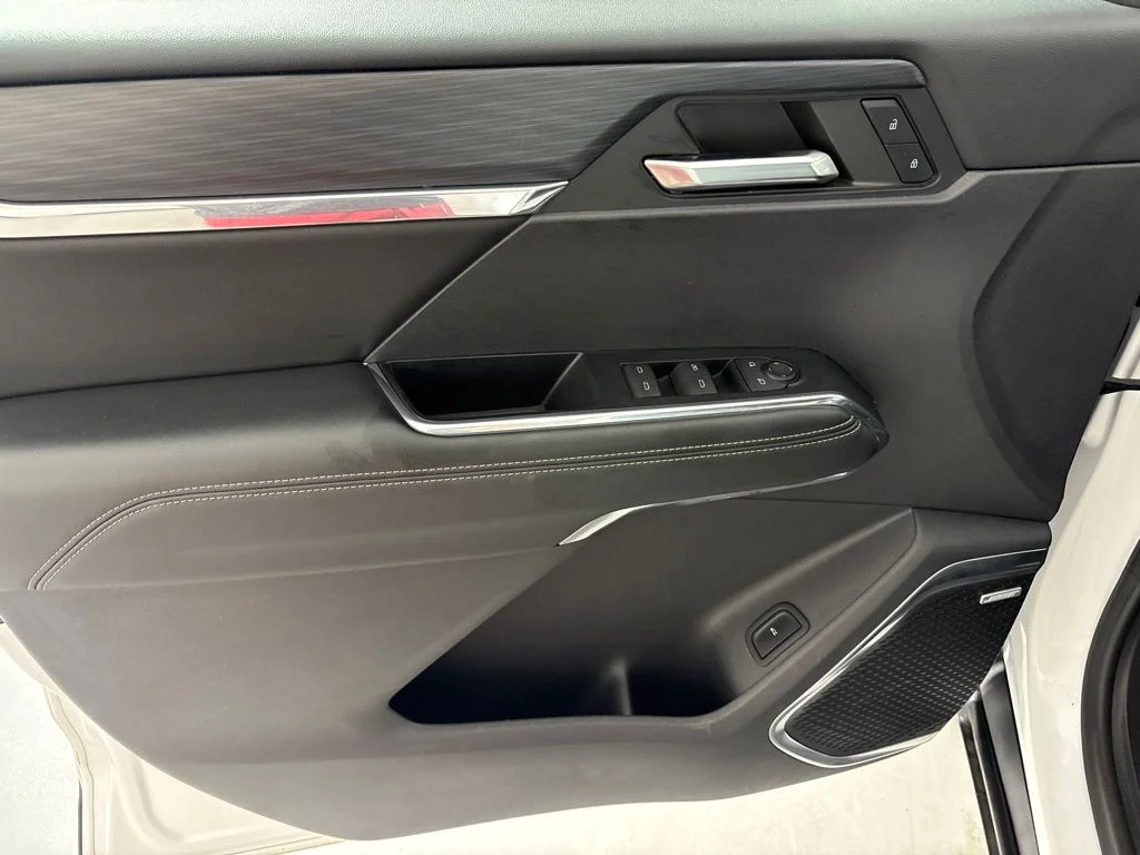 Used 2024 White GMC Elevation image 27