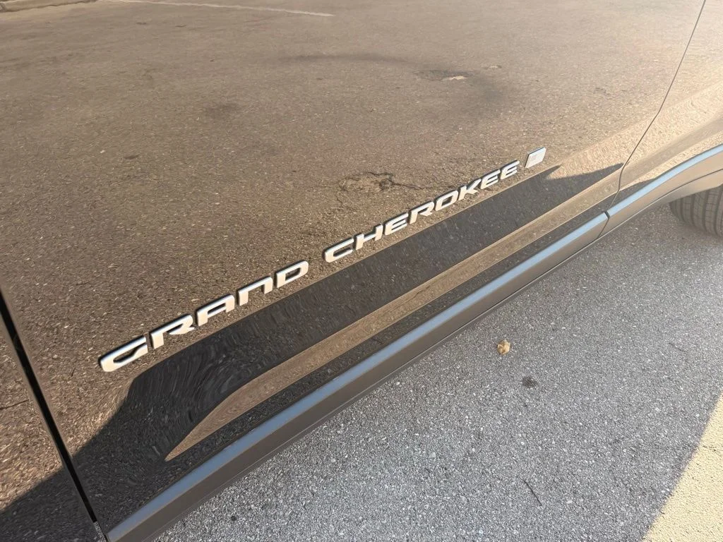 New 2026 Diamond Black Crystal Pearlcoat Jeep Laredo image 29