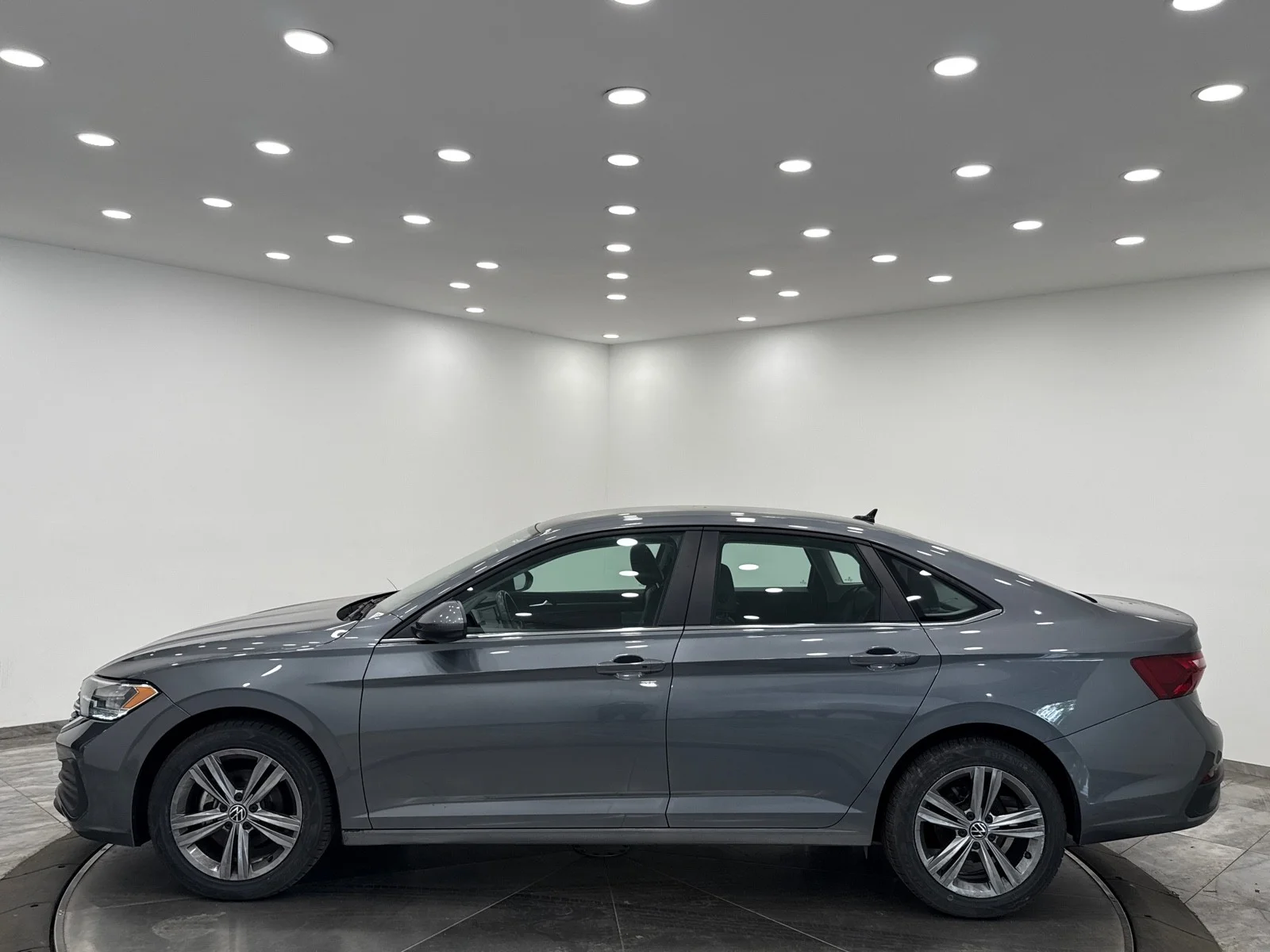 Used 2024 Platinum Gray Metallic Volkswagen SE image 4