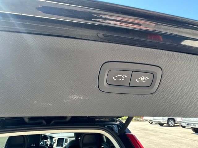 Used 2019 Black Volvo T5 Momentum image 17