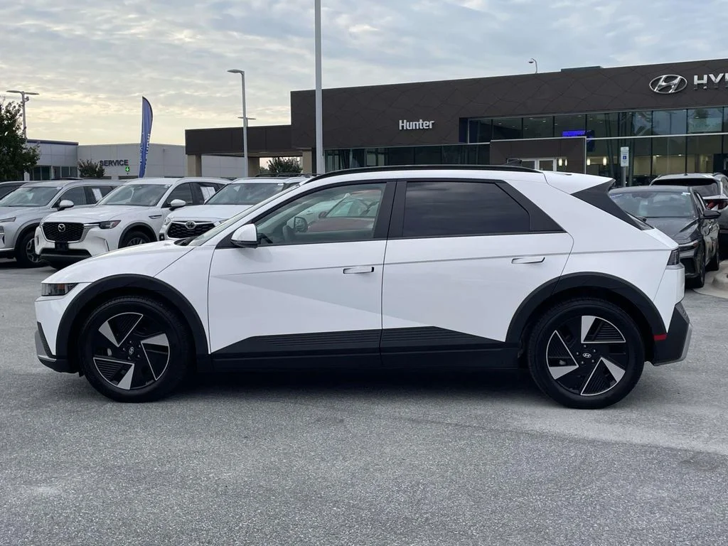 Used 2025 Atlas White Hyundai SEL image 26