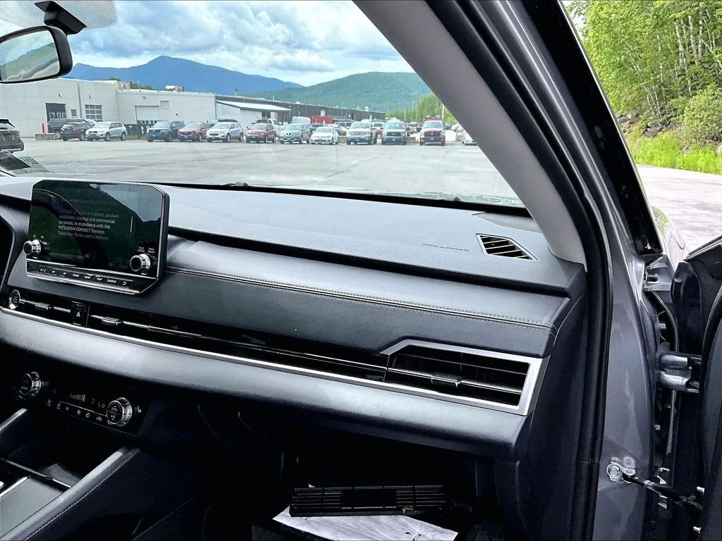 Used 2024 Gray Mitsubishi SE Black Edition image 13