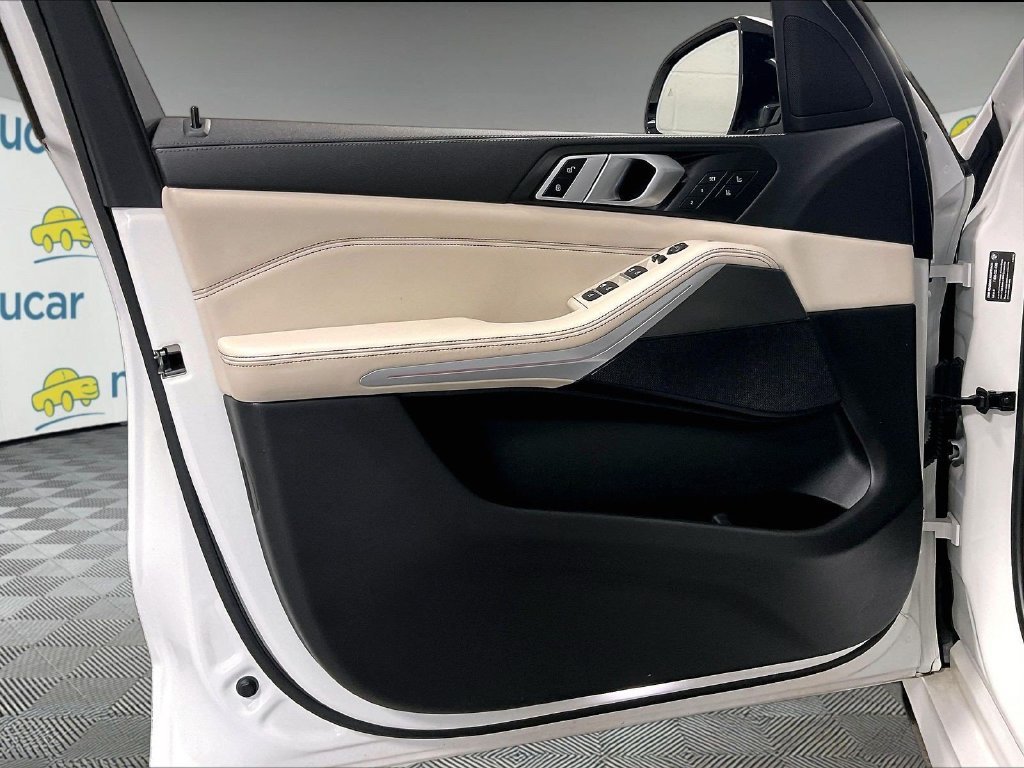 Used 2022 White BMW xDrive40i image 9