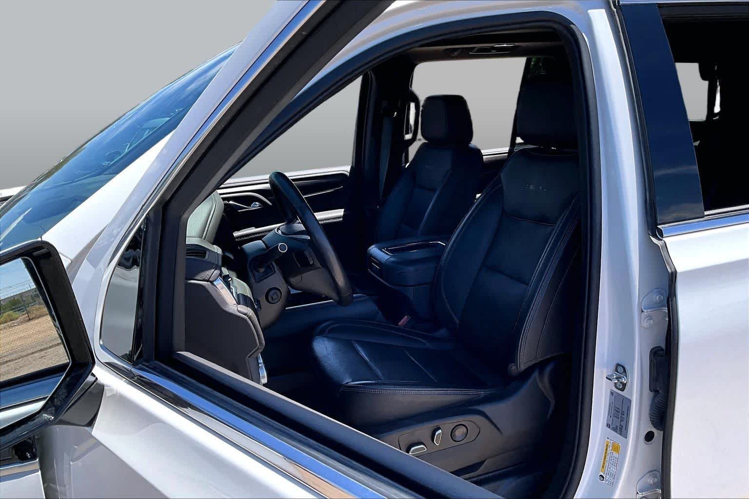 Used 2022 White Frost Tricoat GMC Denali image 6