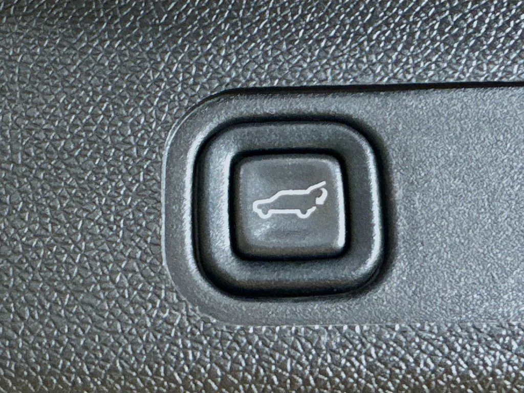 Used 2013 Black GMC Denali image 33