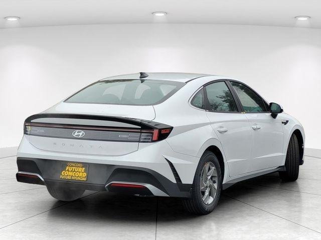 New 2026 White Hyundai SE image 6