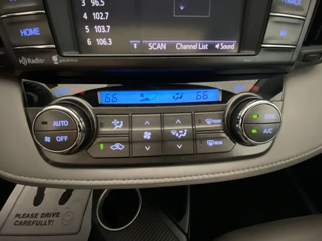 Used 2014 Silver Toyota XLE image 18