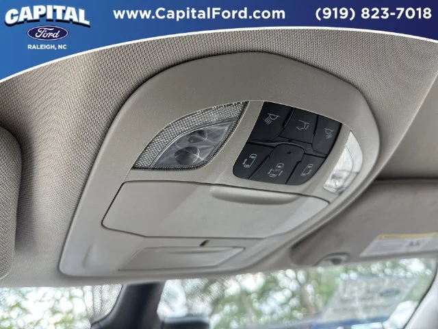 Used 2025 White Chrysler Select image 31