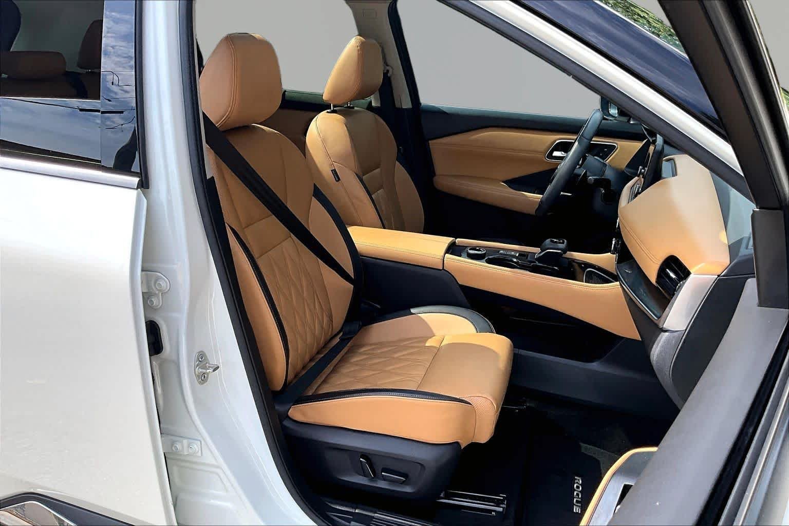 Used 2023 Pearl White Tricoat/Super Black Nissan Platinum image 9