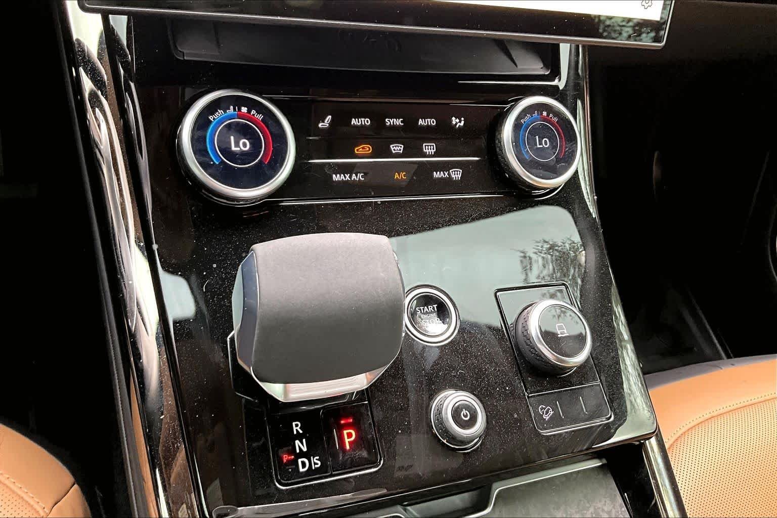 Used 2023  Land Rover SE Dynamic image 33