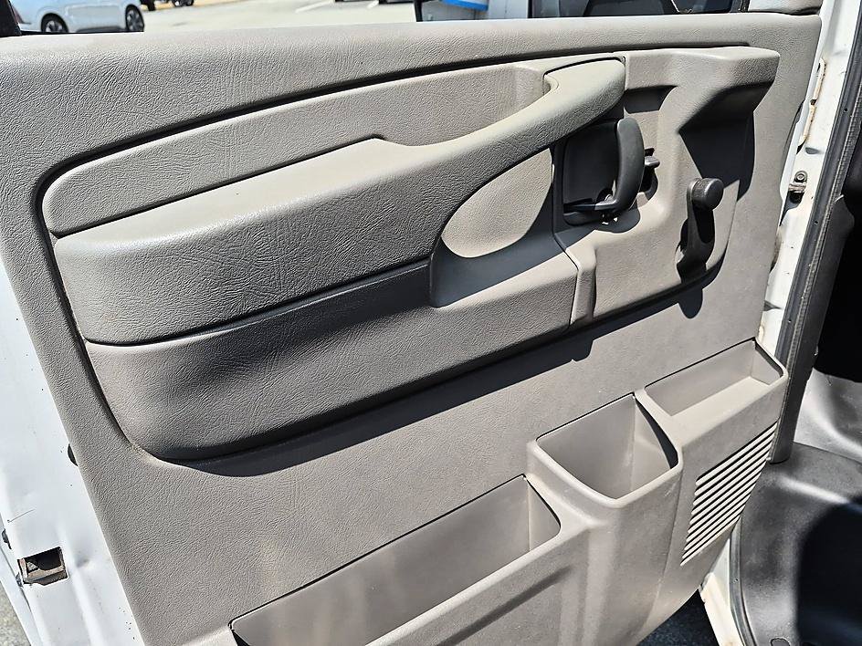 Used 2014 Summit White Chevrolet Work Van image 12