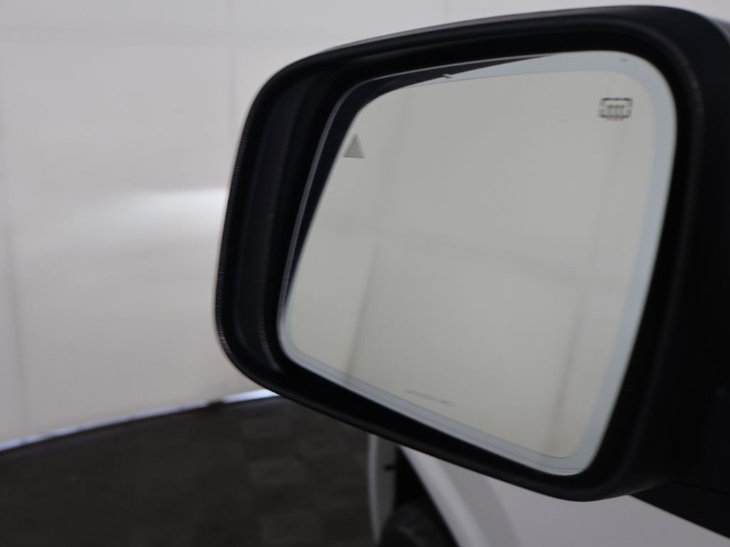 Used 2017 White Jeep Overland image 39