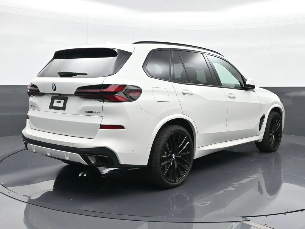 Used 2025 Alpine White BMW sDrive40i image 5