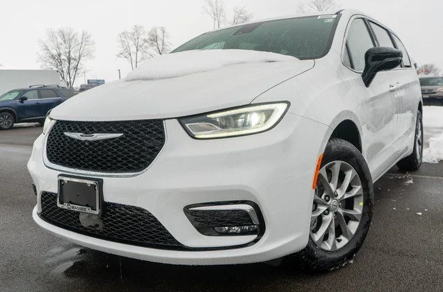 2026 Chrysler Pacifica Select AWD's photo