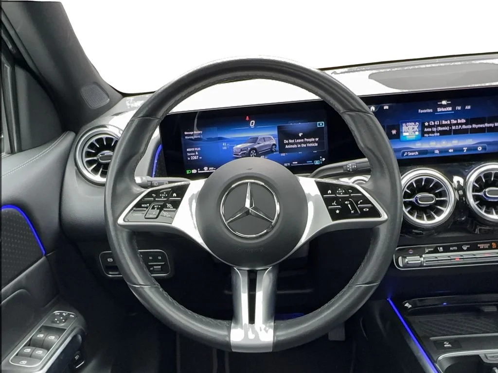 Used 2025 Black Mercedes-Benz GLB 250 image 33