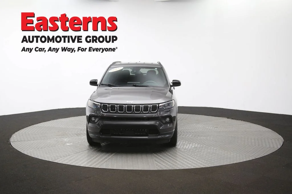 Used 2024  Jeep Latitude image 51