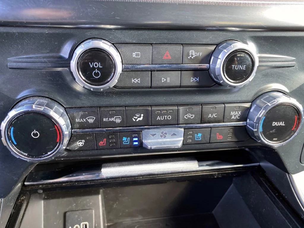 Used 2025 Black Metallic Ford Lariat image 18