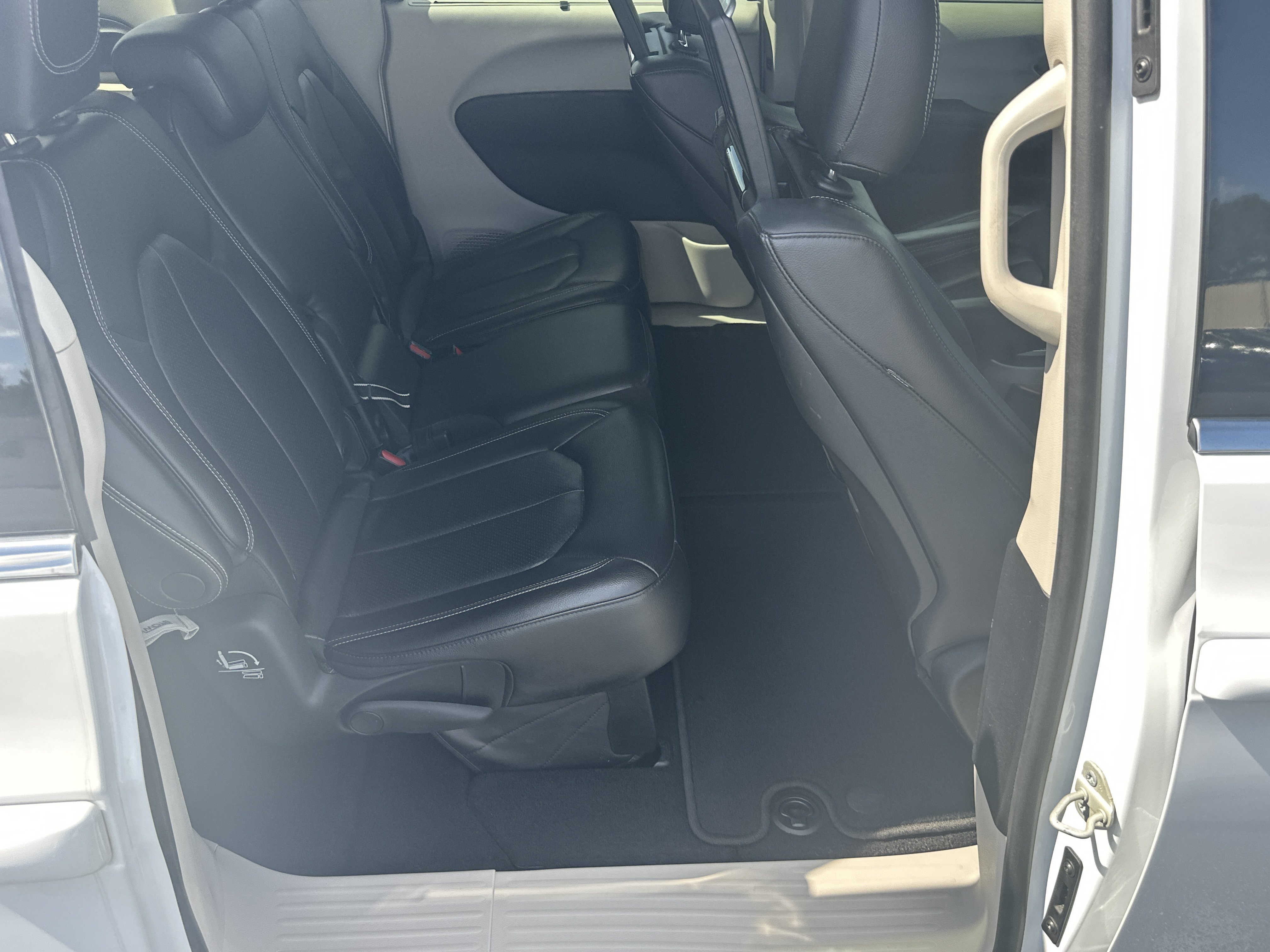Used 2022 Bright White Clearcoat Chrysler Touring L image 16