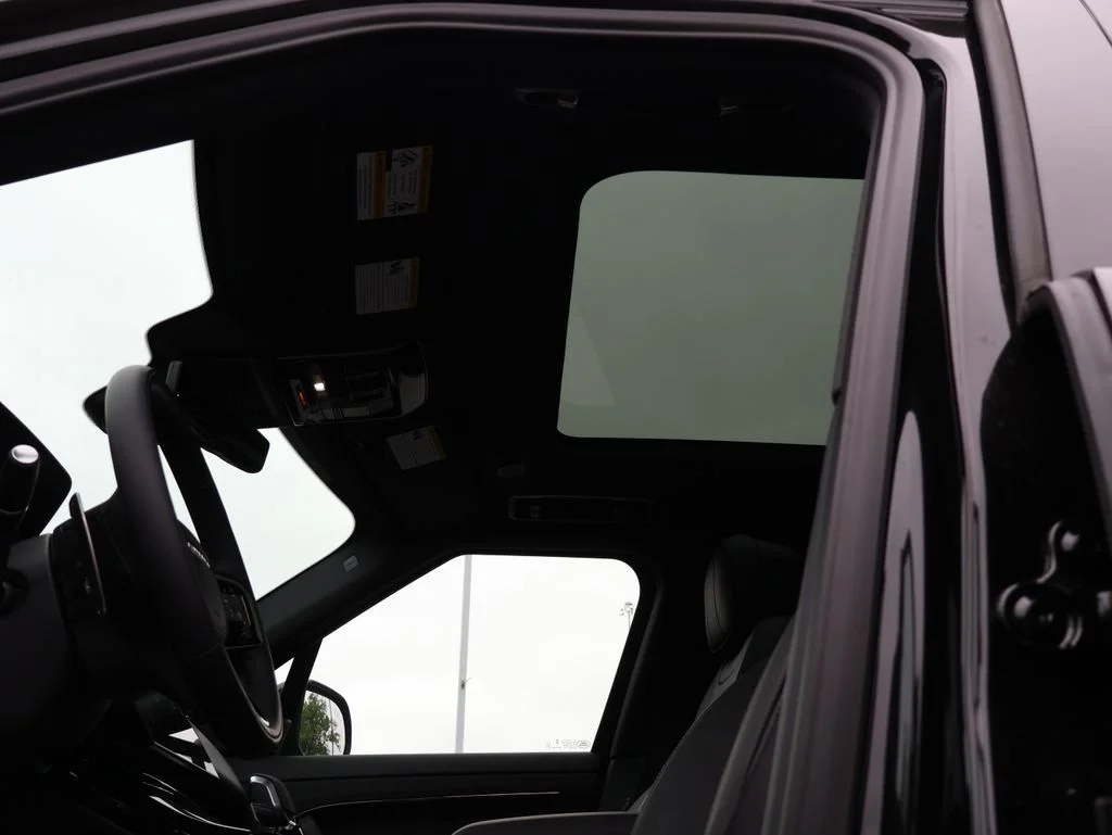 New 2026 Santorini Black Metallic Land Rover Dynamic SE image 36