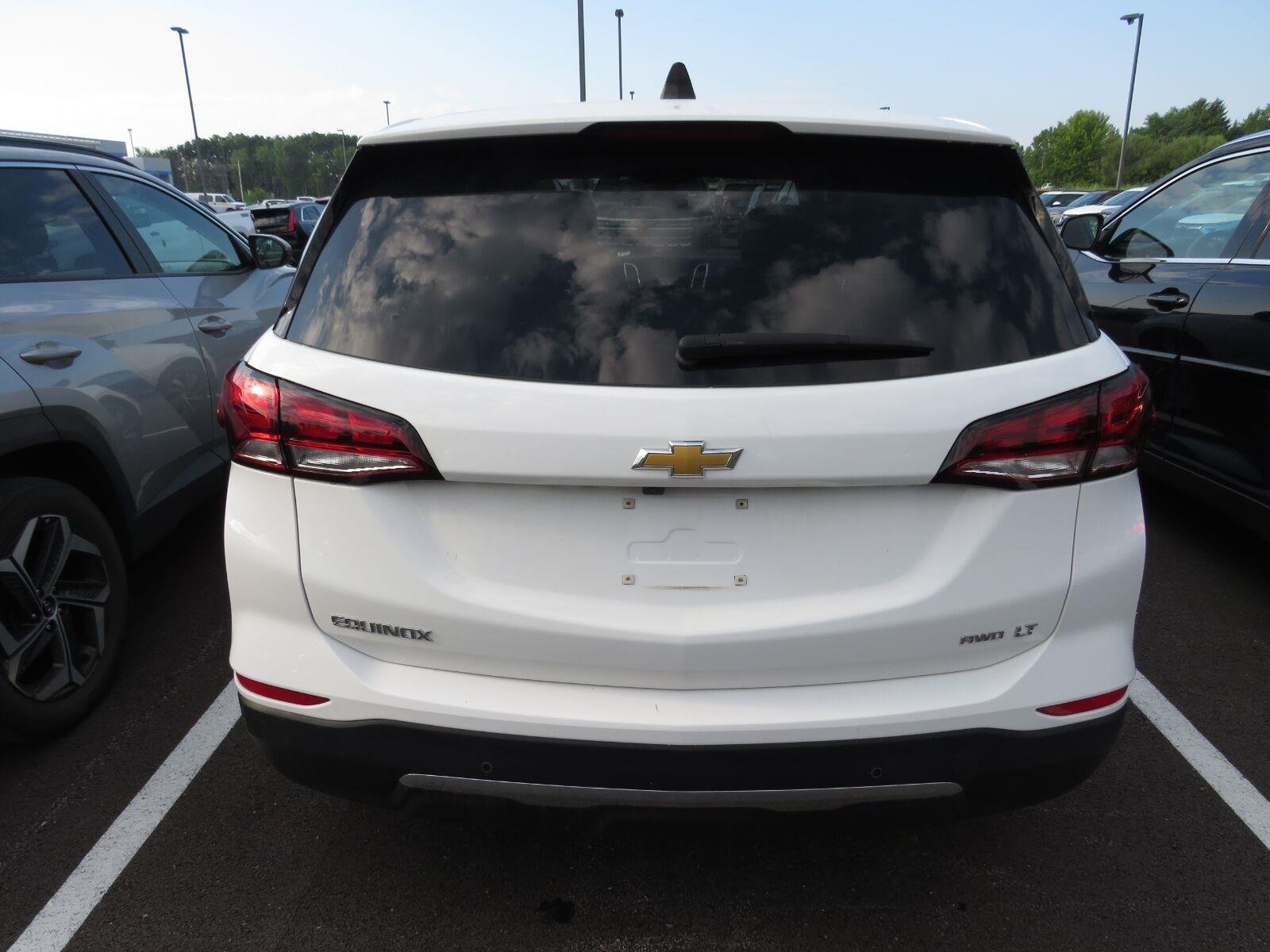 Used 2024 SUMMIT WHITE Chevrolet  image 12
