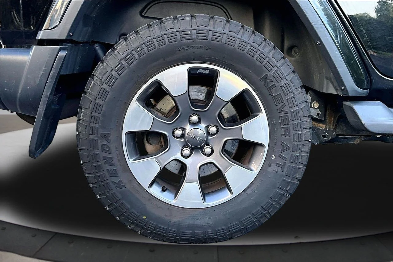 Used 2021 Black Jeep Sahara image 35