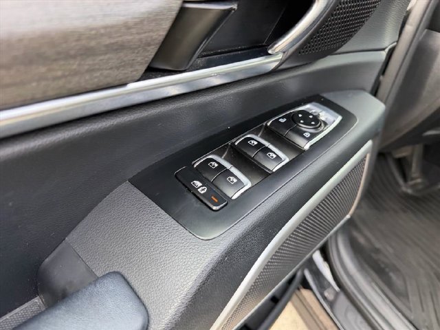 Used 2022 Black Kia EX image 19