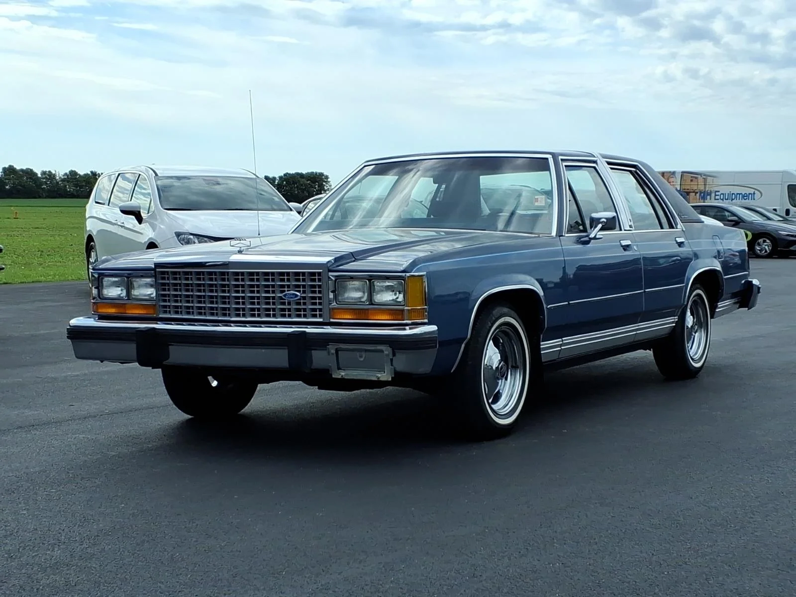 Used 1986 Blue Ford Crown Victoria image 15