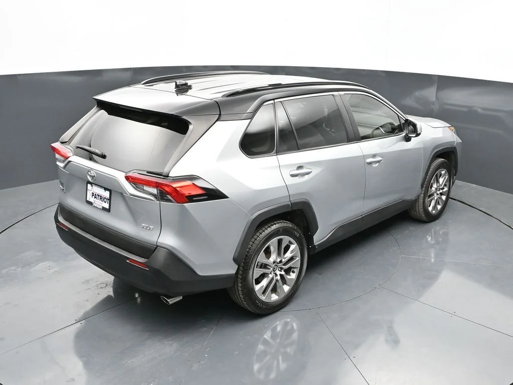 Used 2020 Silver Toyota XLE Premium image 37