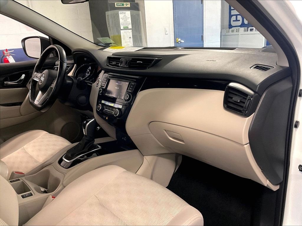 Used 2022 White Nissan SV image 14