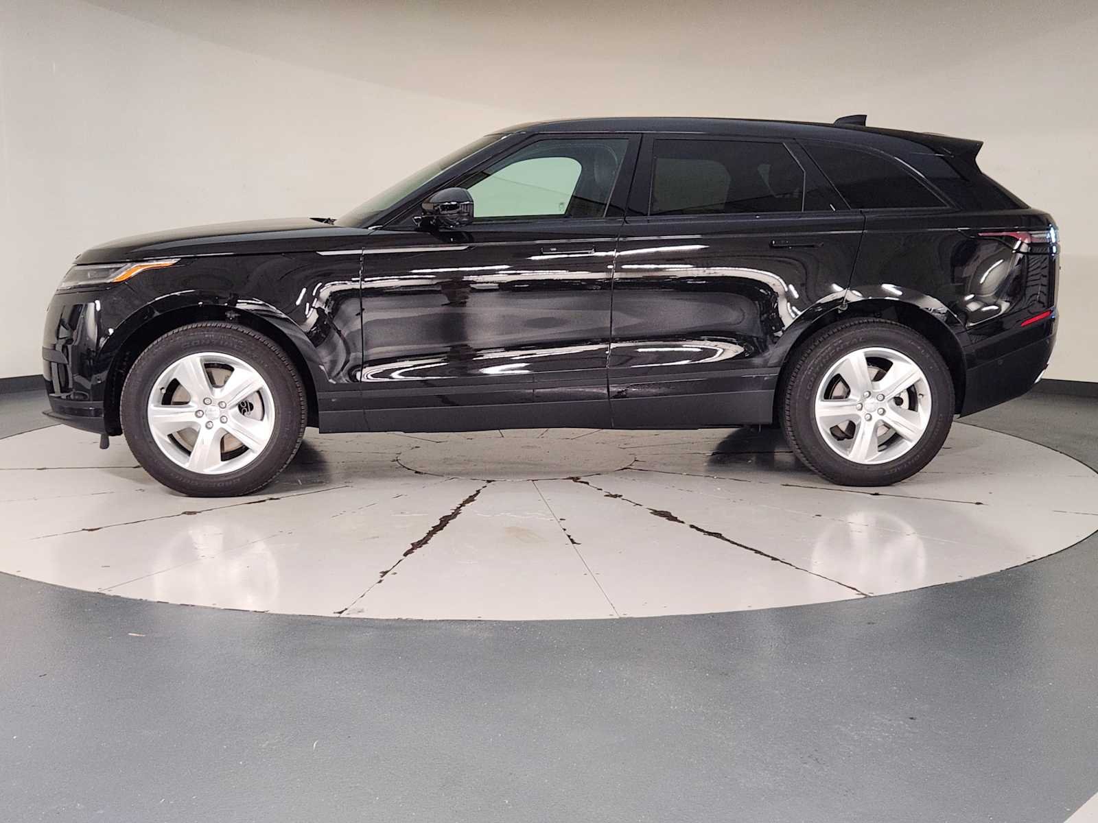 Used 2026 Santorini Black Metallic Land Rover S image 5