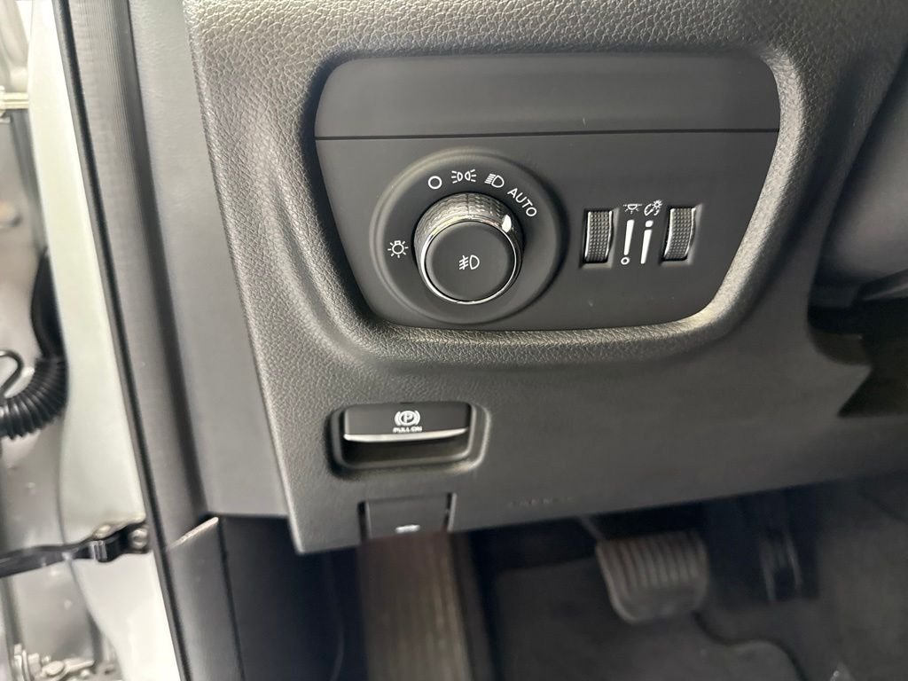 Used 2022 Silver Jeep Limited image 18