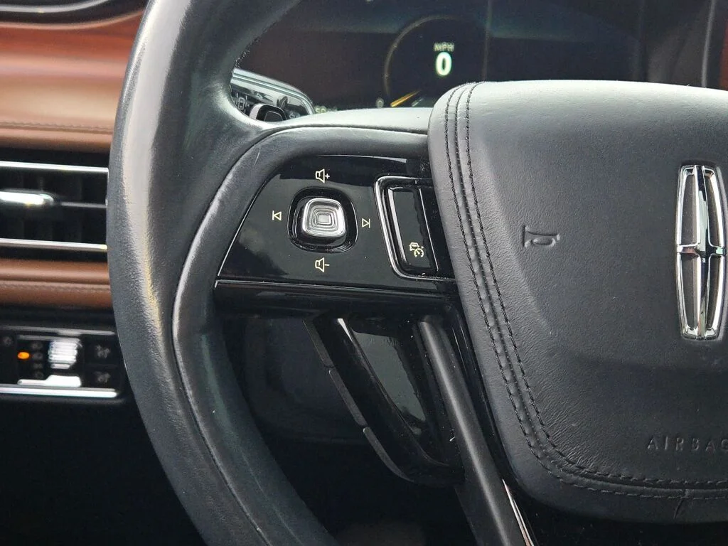 Used 2021 White Lincoln Reserve image 33