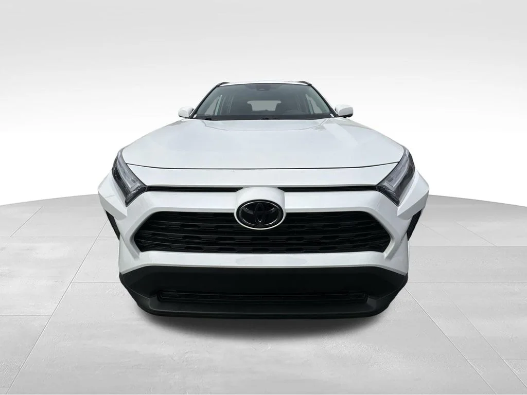 Used 2022 White Toyota XLE image 28