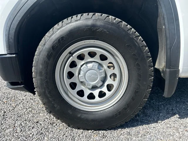 Used 2019 Summit White GMC Base image 24