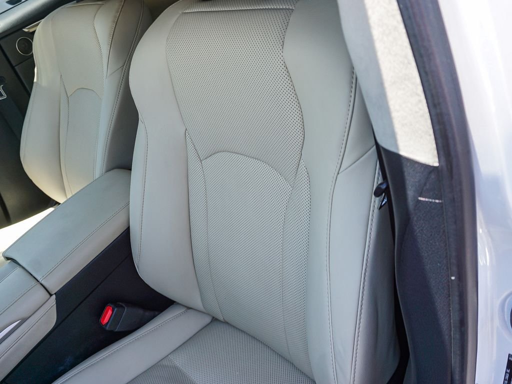 Used 2022 White Lexus 450h image 21