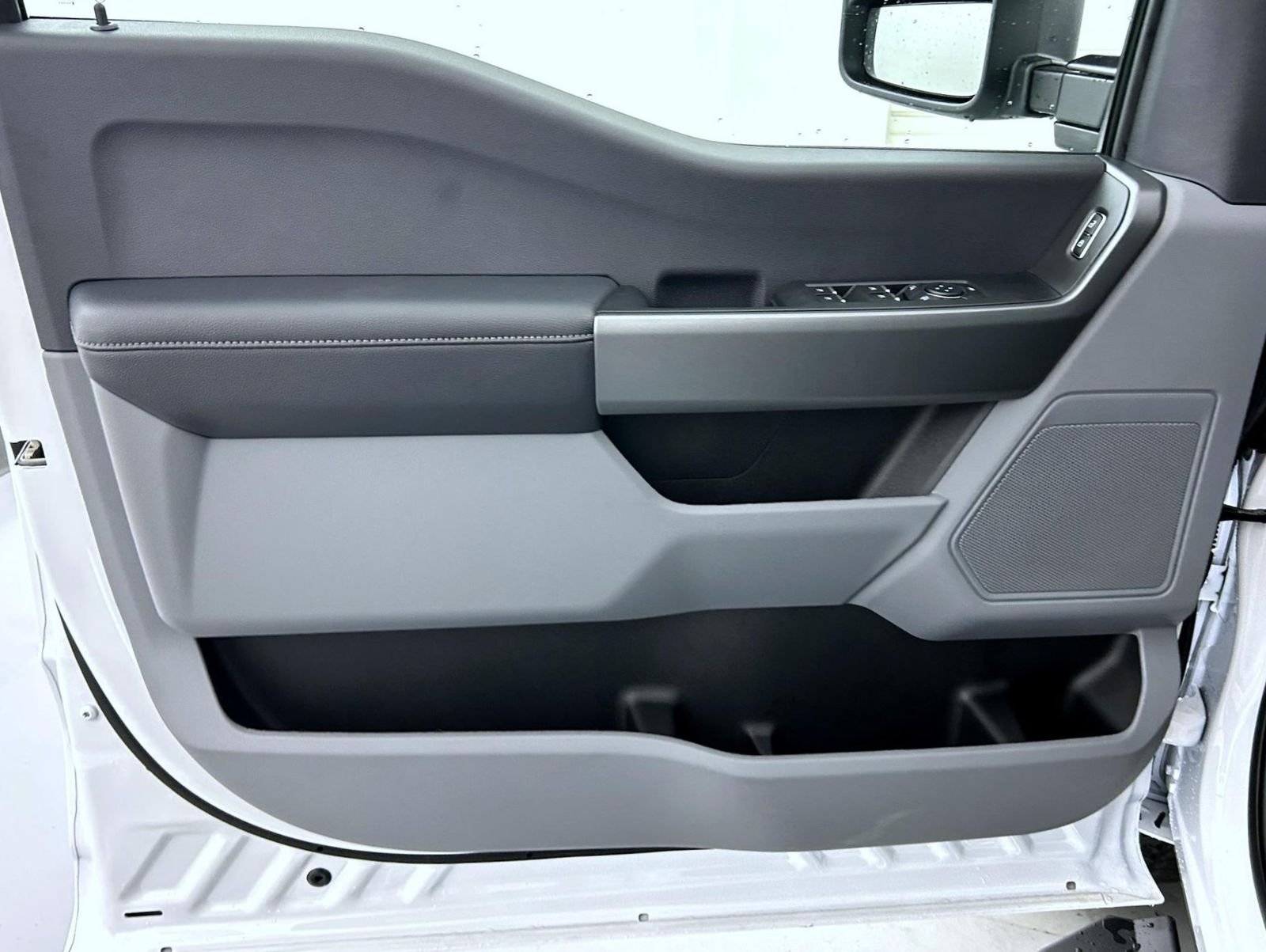 New 2026 Oxford White Ford XLT image 9