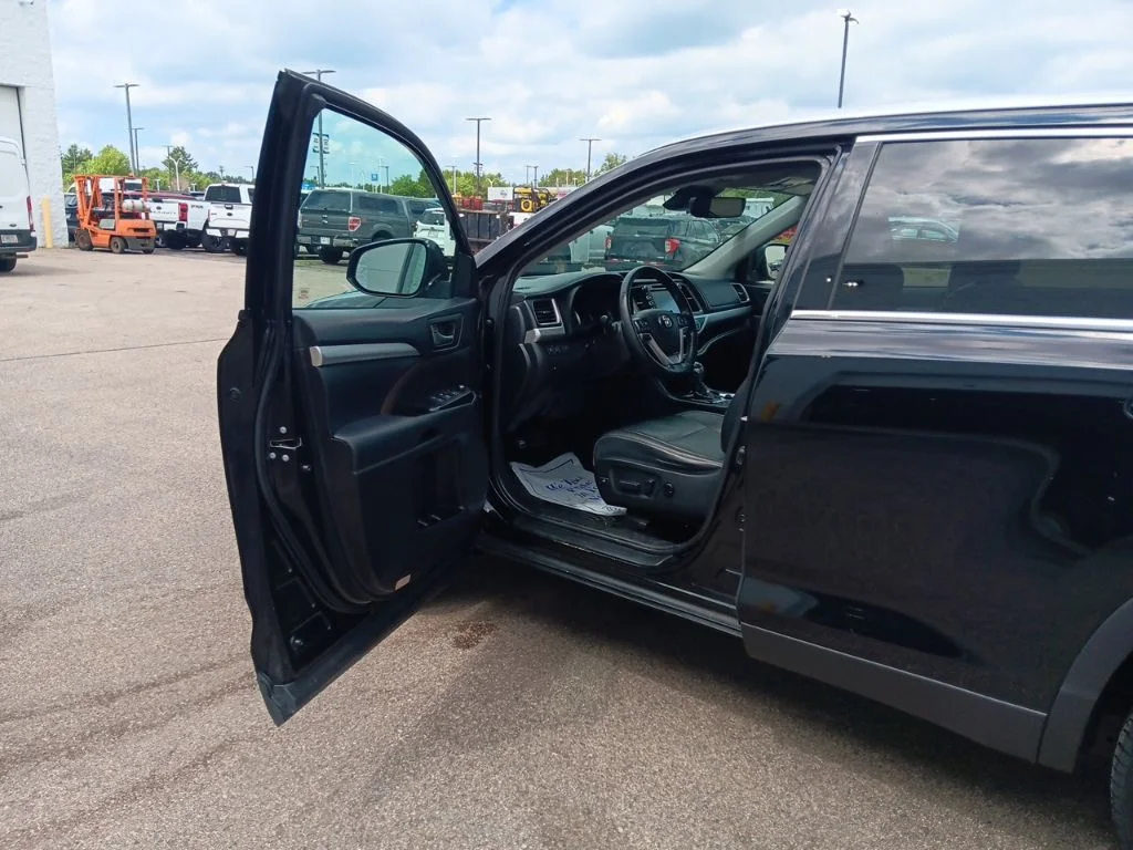 Used 2019 Midnight Black Metallic Toyota XLE image 13